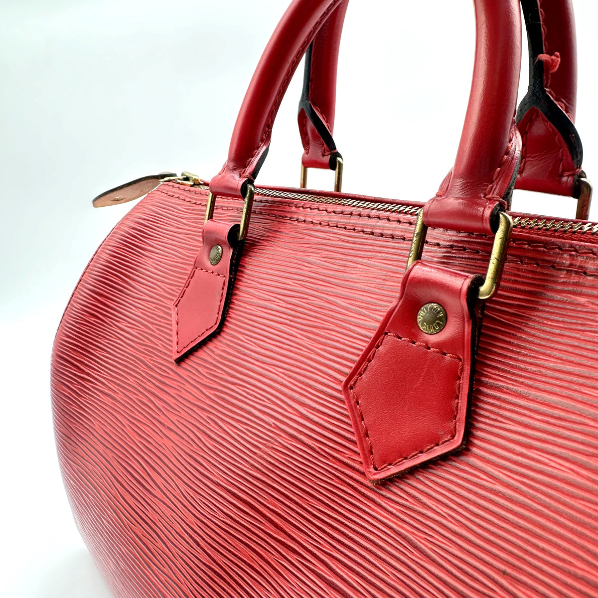 Louis Vuitton Speedy 30 Cuir Épi Rouge - détail des anses et de leur attache dorée