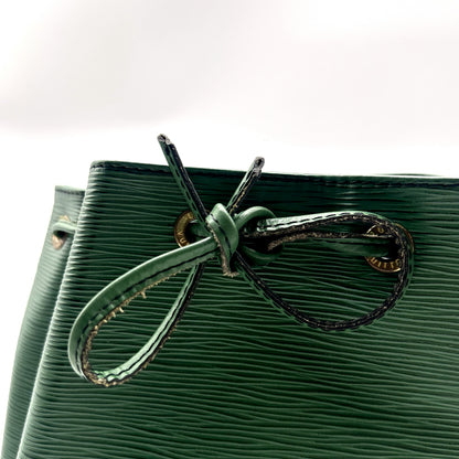 Louis Vuitton Petit Noé Cuir Épi Vert - détail du lien coulissant noué
