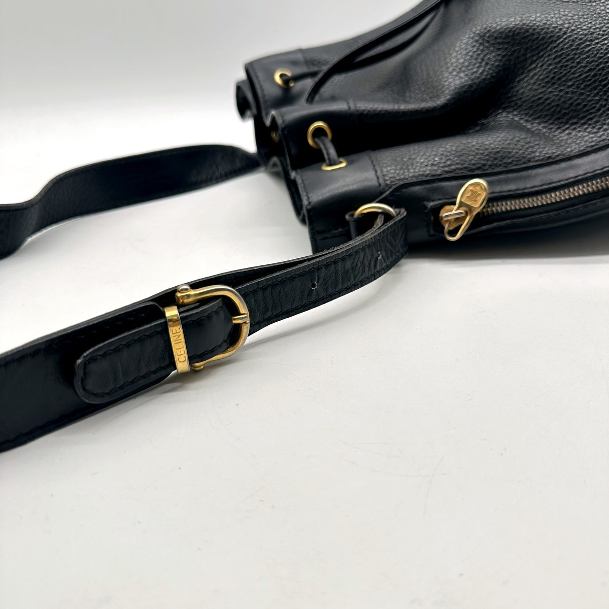 Céline Seau Cuir grainé noir - détail de la boucle de réglage de la bandoulière
