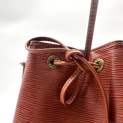 Louis Vuitton Noé Cuir Épi Marron - détail du lien coulissant noué et des œillets