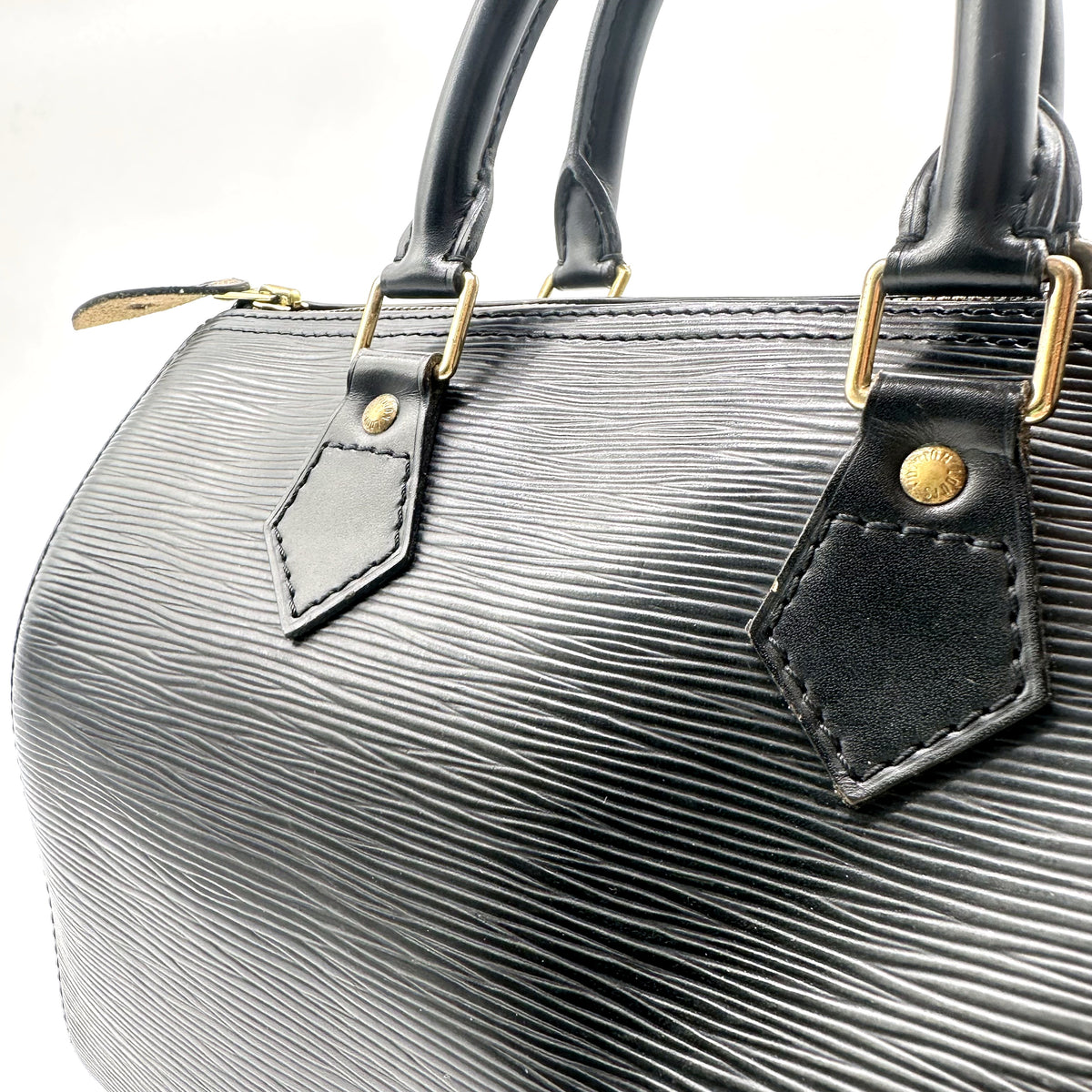 Louis Vuitton Speedy 25 Cuir Épi Noir - détail des anses et du grain Épi