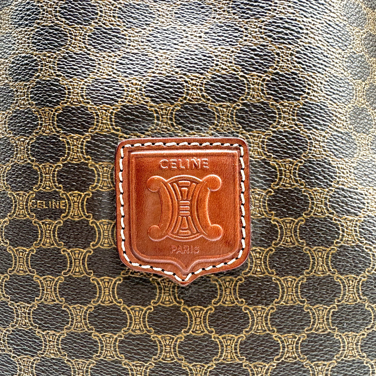 Céline Seau Toile Macadam Marron - détail de la plaque Céline Paris en façade