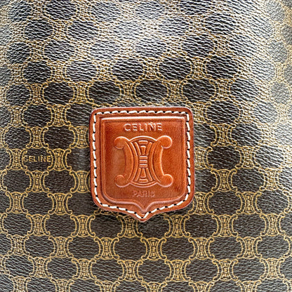 Céline Seau Toile Macadam Marron - détail de la plaque Céline Paris en façade