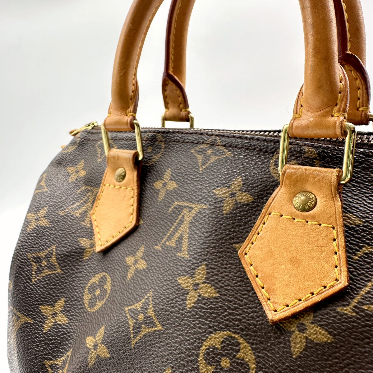 Louis Vuitton Speedy 25 Toile Monogram - détail des anses patinées et de leurs pattes