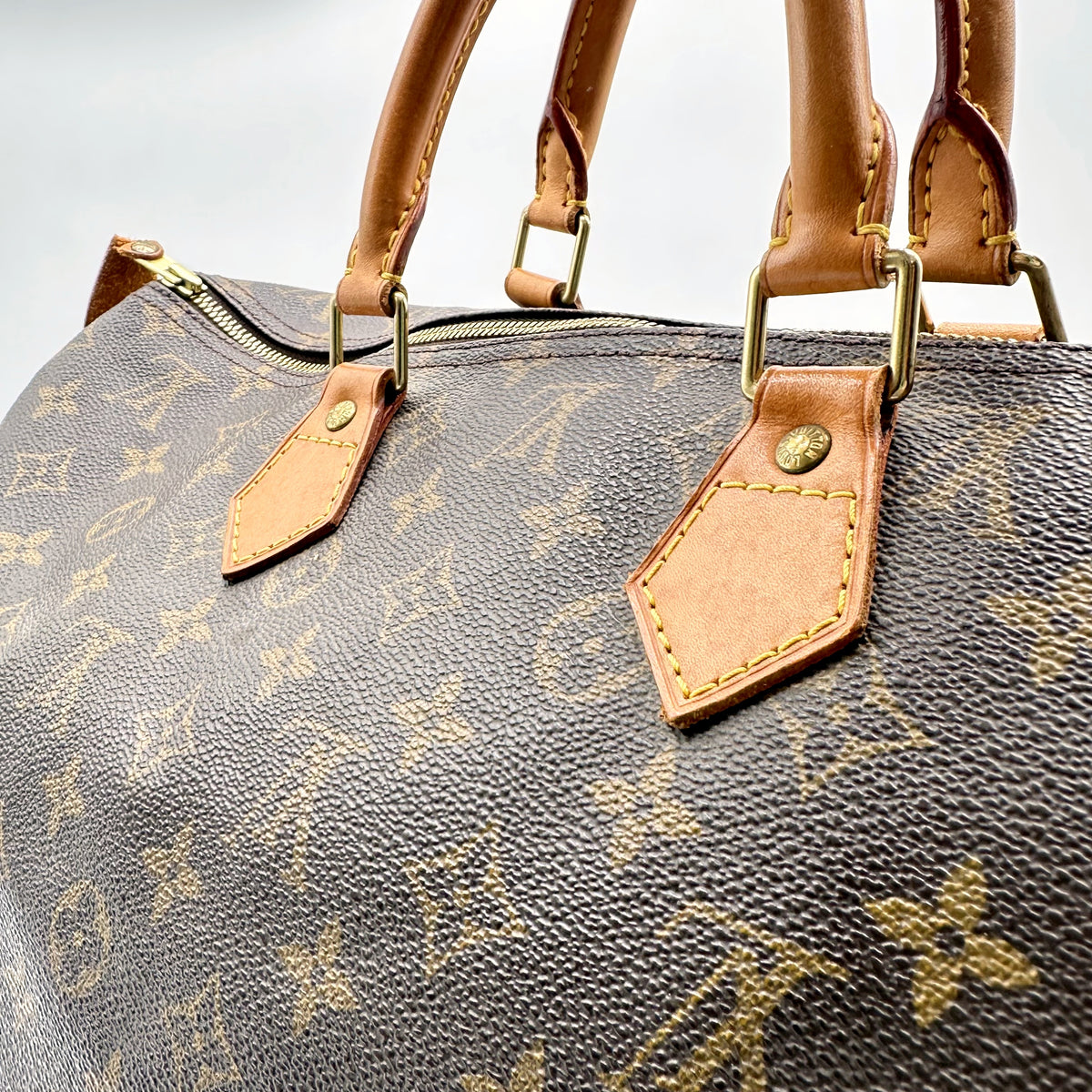 Louis Vuitton Speedy 40 Toile Monogram - détail des anses patinées et de leurs pattes