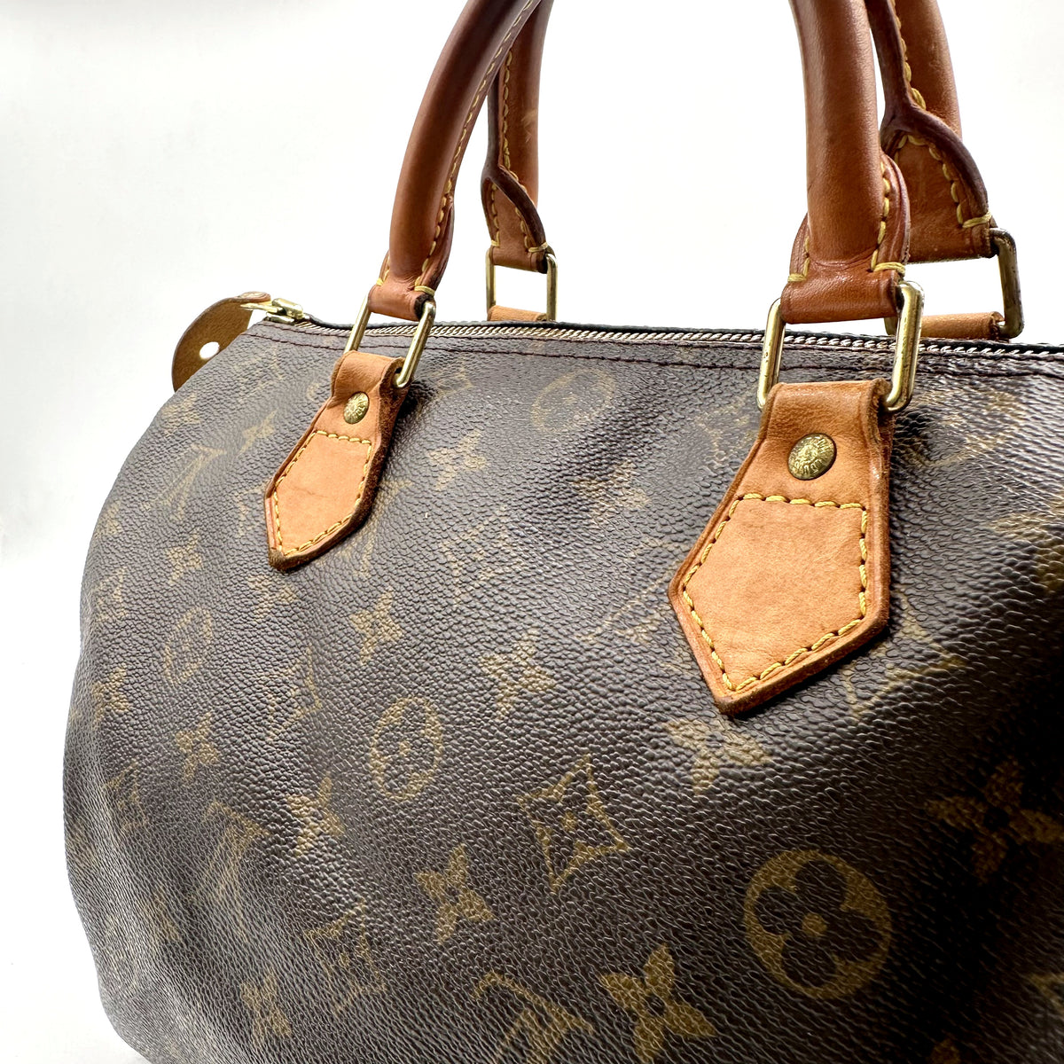 Louis Vuitton Speedy 30 Toile Monogram - détail des anses patinées et de leurs pattes
