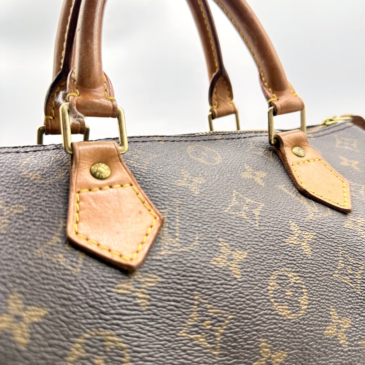Louis Vuitton Speedy 30 Toile Monogram - détail des anses patinées et de leurs pattes