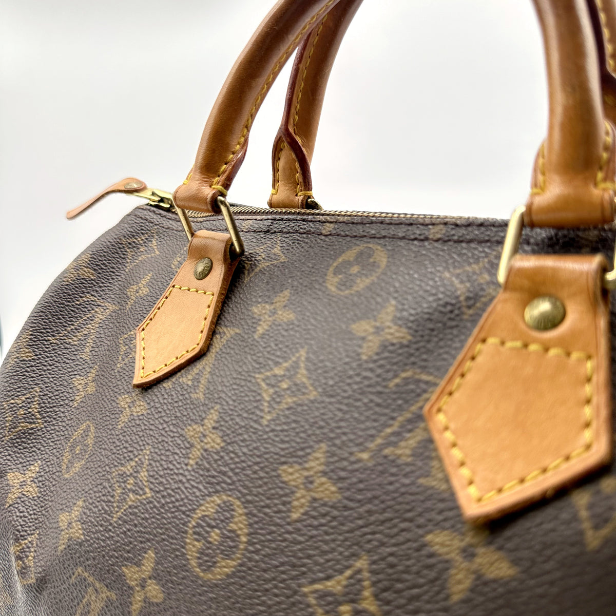 Louis Vuitton Speedy 30 Toile Monogram - détail des anses patinées et de leurs pattes