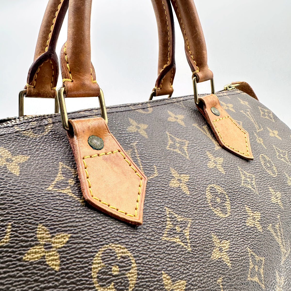 Louis Vuitton Speedy 35 Toile Monogram - détail des anses patinées et de leurs pattes