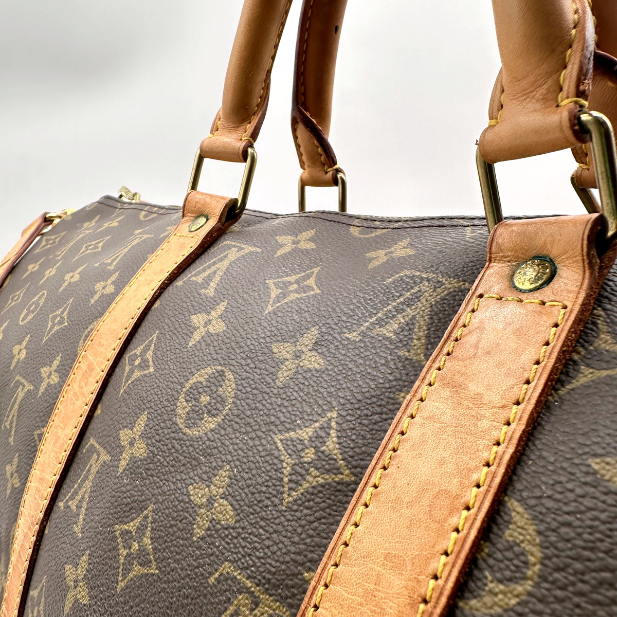 Louis Vuitton Keepall 50 Bandoulière Toile Monogram - détail de l'anse et de sa patte