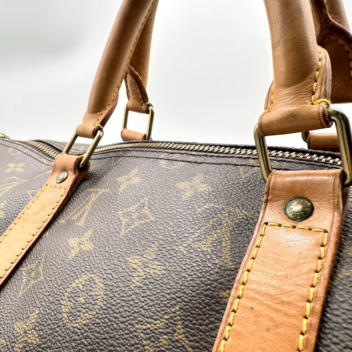 Louis Vuitton Keepall 50 Bandoulière Toile Monogram - détail de l'anse et de sa patte