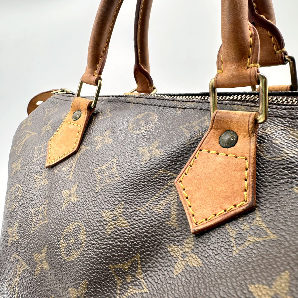 Louis Vuitton Speedy 30 Toile Monogram - détail des anses patinées et de leurs pattes