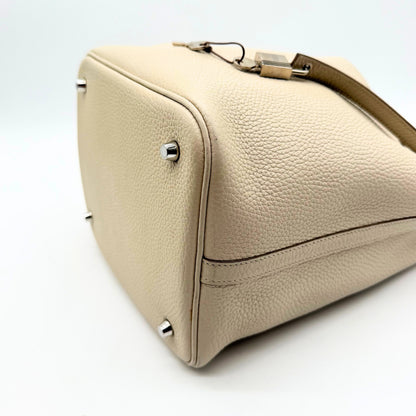 Hermès Picotin 18 cuir grainé crème - fond et cadenas en arrière-plan