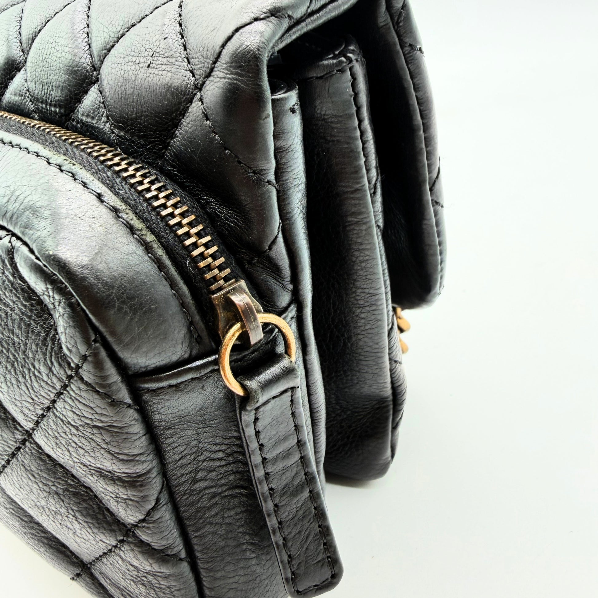 Chanel Sac à rabat matelassé cuir d'agneau - détail du curseur de zip et de l'attache latérale
