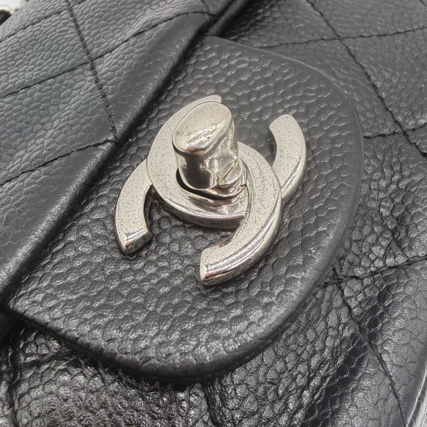 Chanel – Mini Timeless Matelassé 20 cm Cuir Caviar Noir