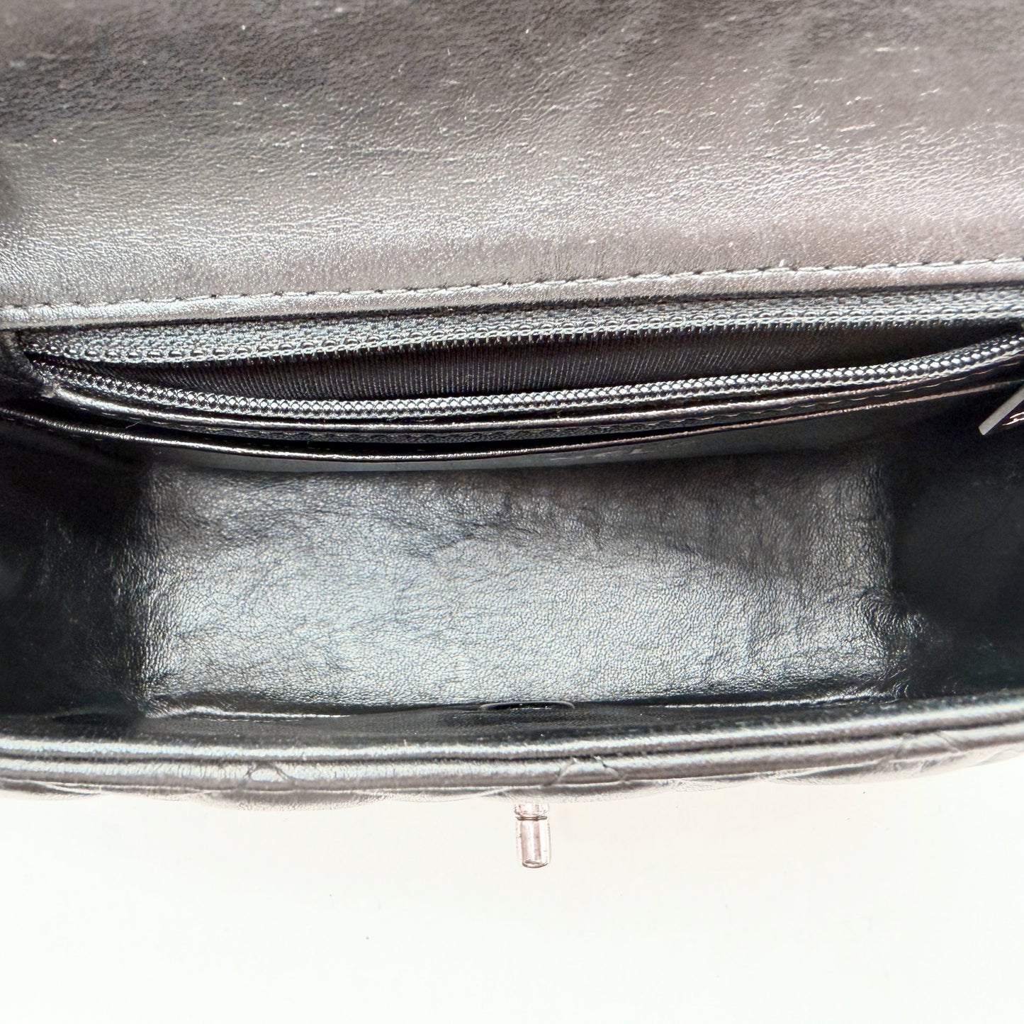 Chanel Mini Timeless carre 17 cuir agneau noir - interieur et poche zippee