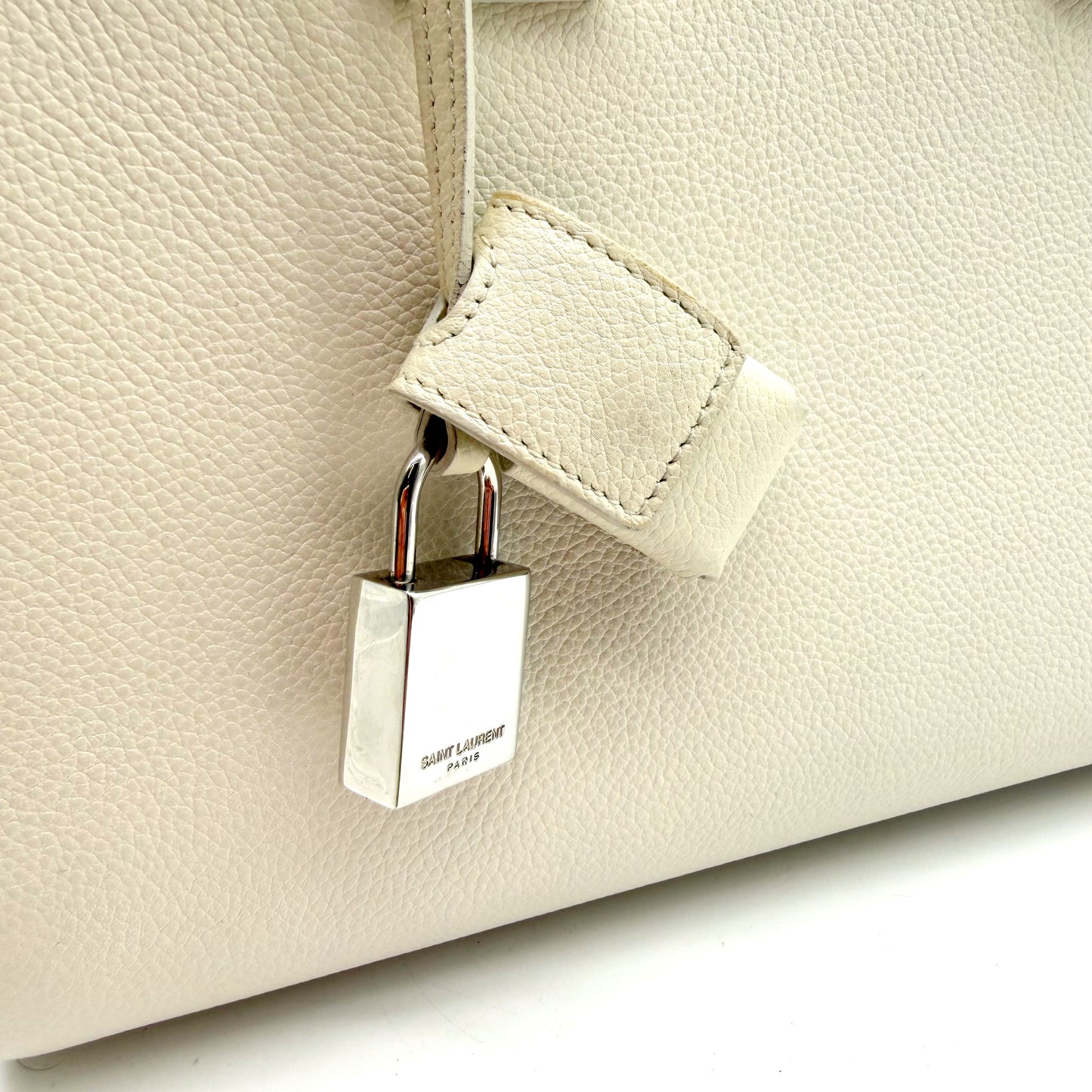 Saint Laurent Sac de Jour Baby cuir grainé blanc cassé - clochette et cadenas Saint Laurent