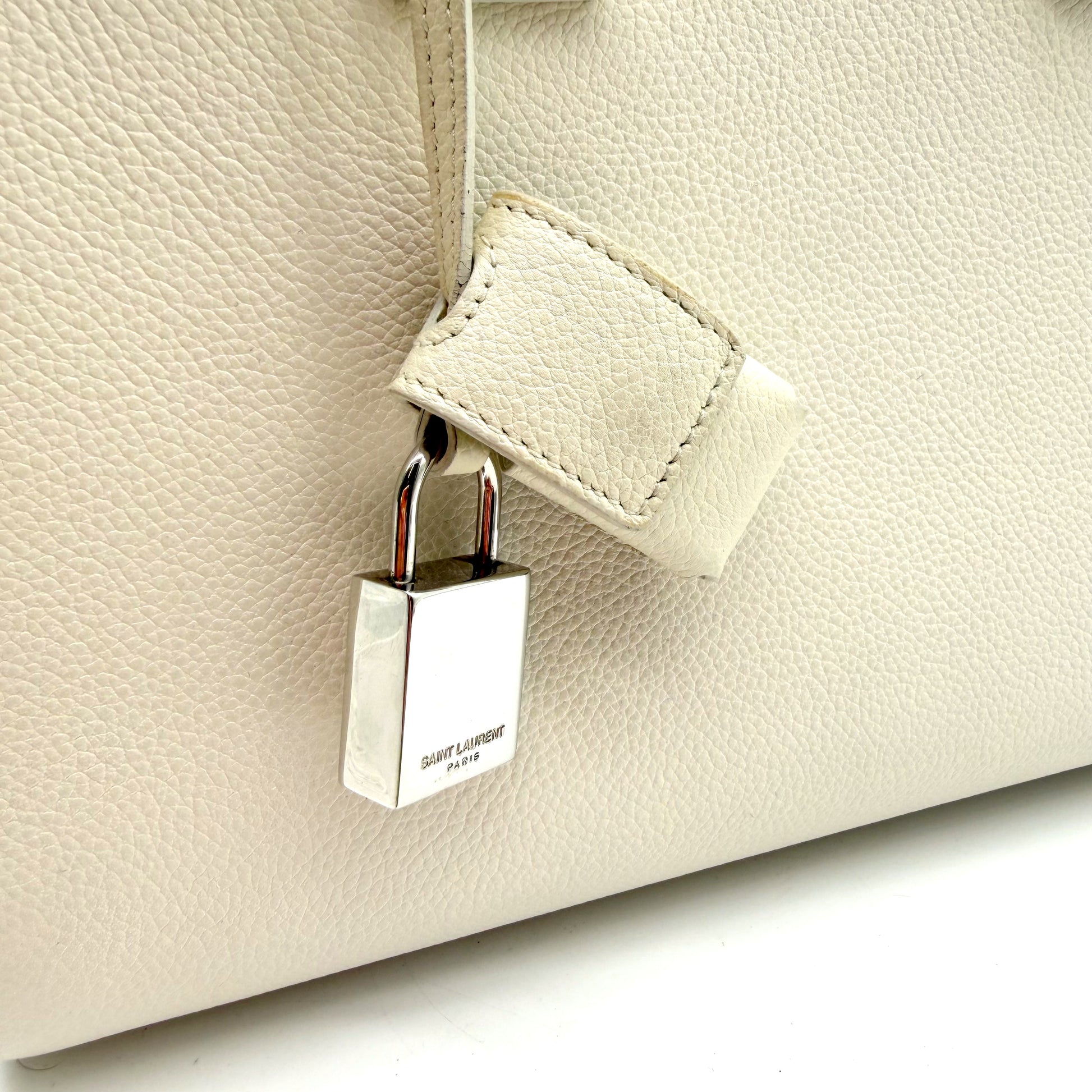 Saint Laurent Sac de Jour Baby cuir grainé blanc cassé - clochette et cadenas Saint Laurent