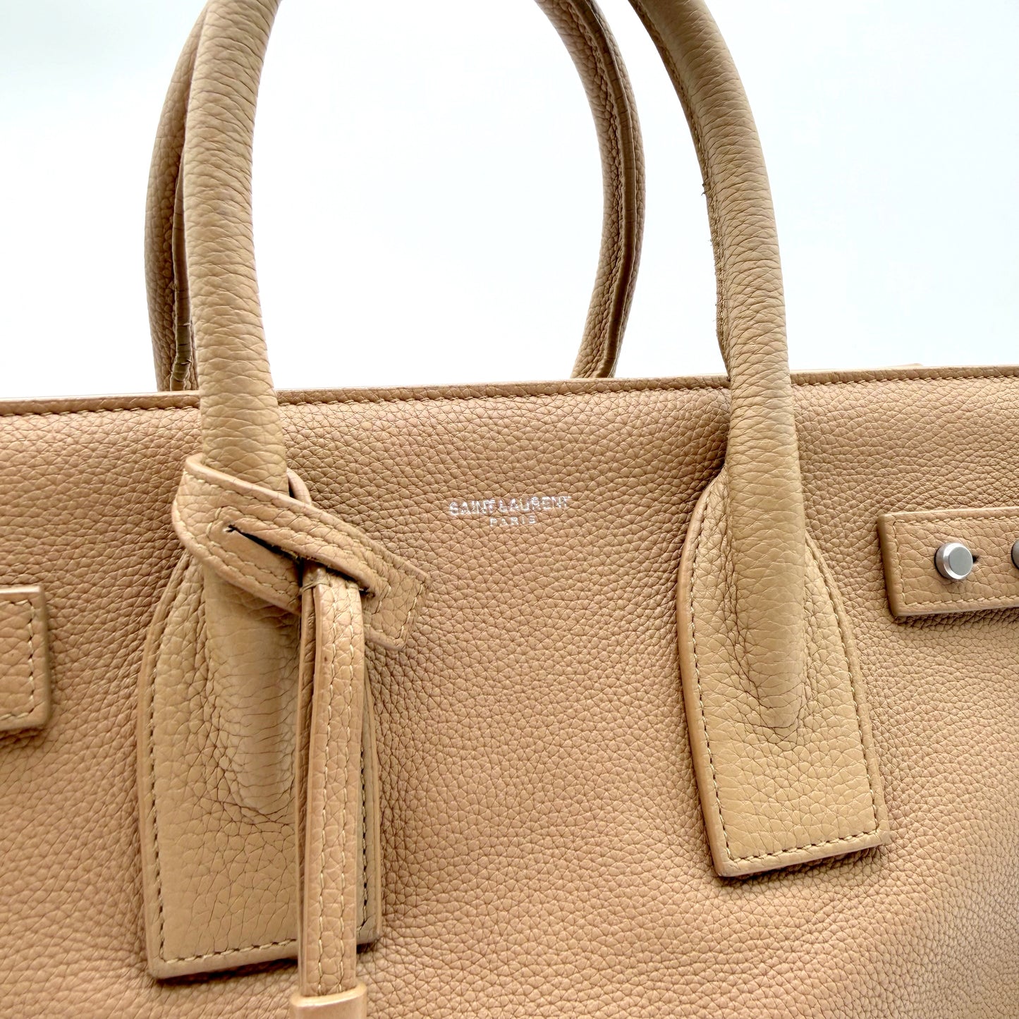 Saint Laurent Sac de Jour cuir grainé beige - estampille Saint Laurent en façade