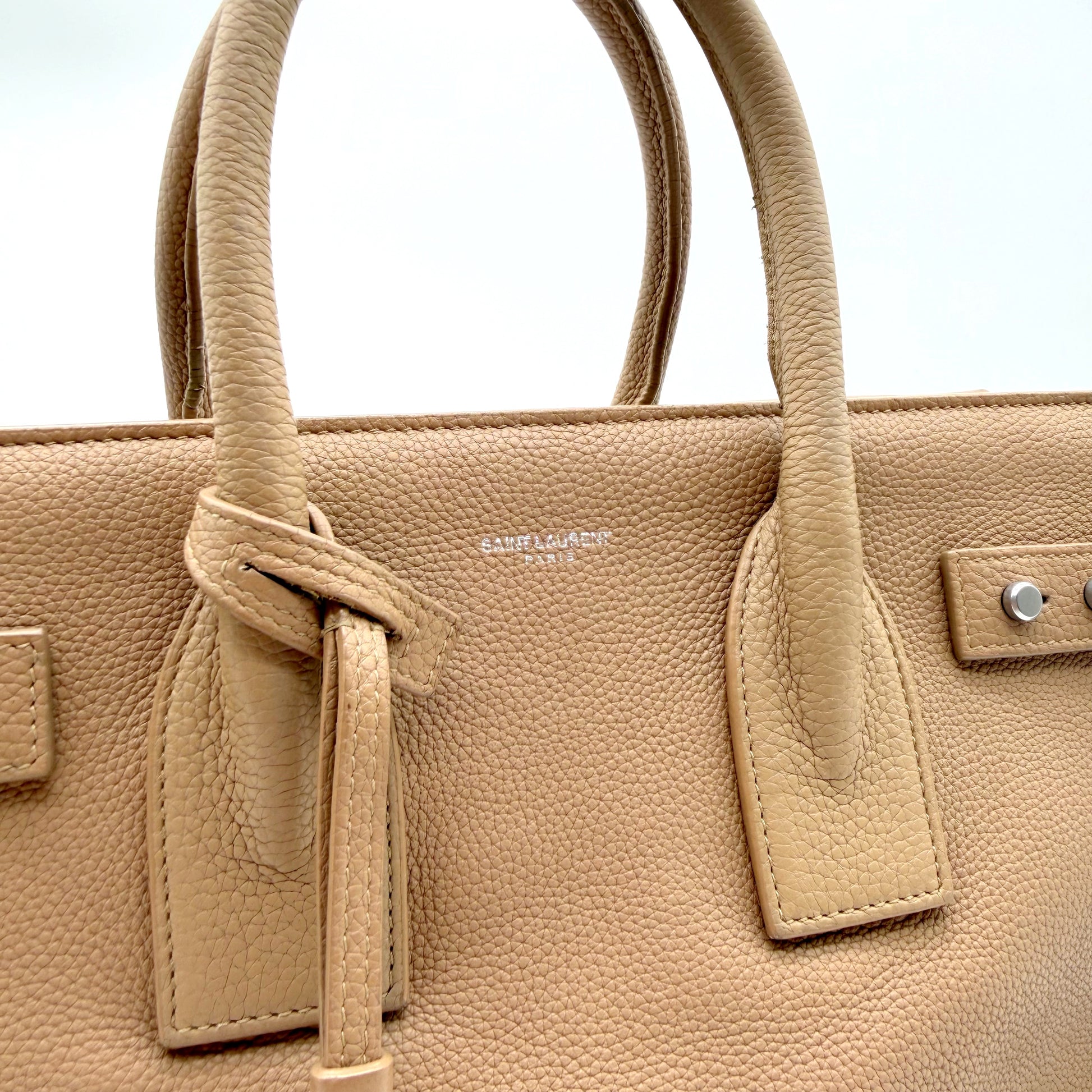 Saint Laurent Sac de Jour cuir grainé beige - estampille Saint Laurent en façade