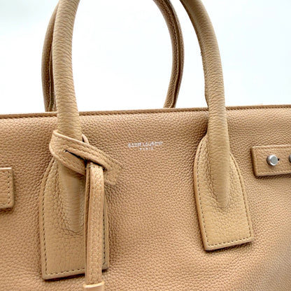 Saint Laurent Sac de Jour cuir grainé beige - estampille Saint Laurent en façade