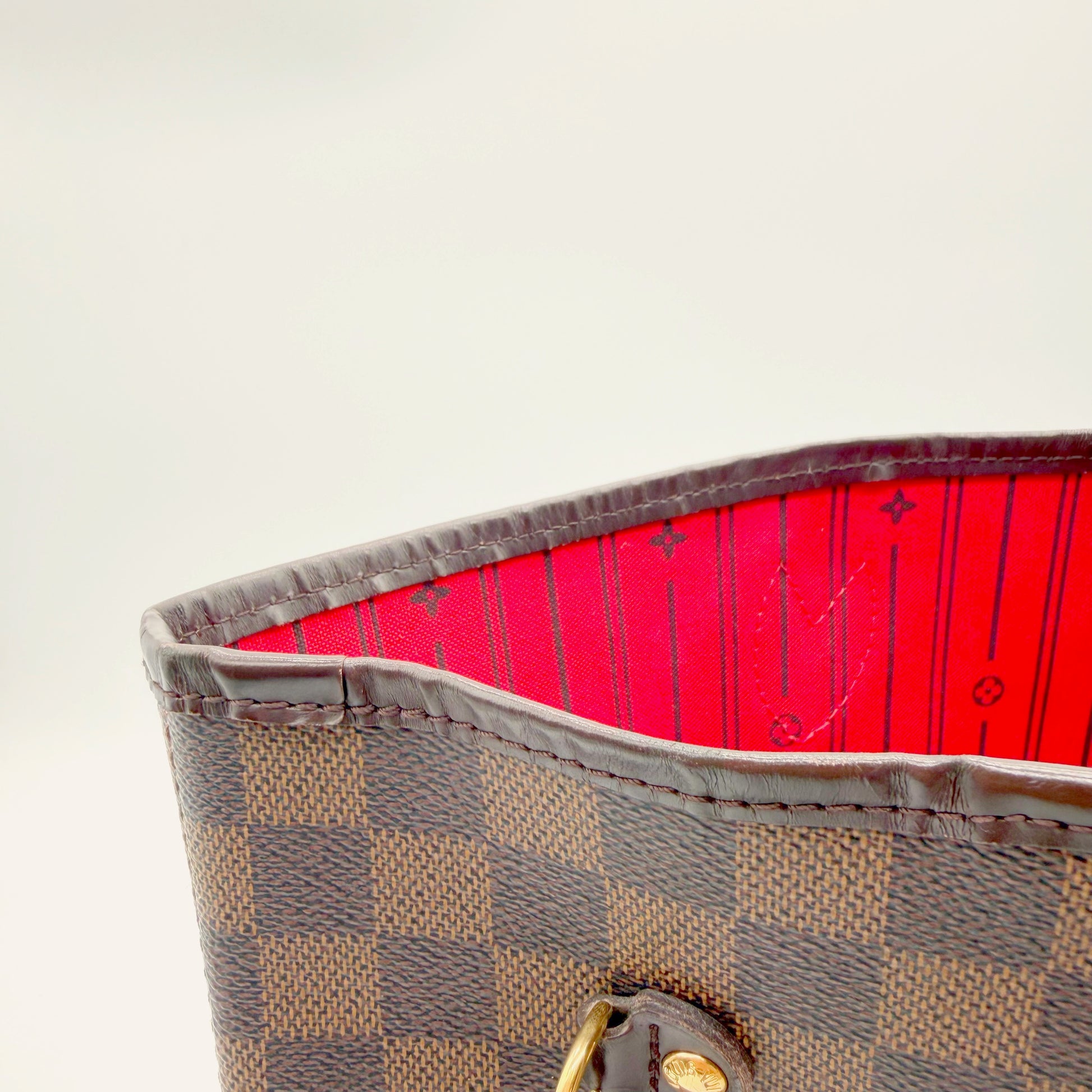 Louis Vuitton Neverfull MM toile Damier Ebene - detail de la bordure superieure et de la doublure