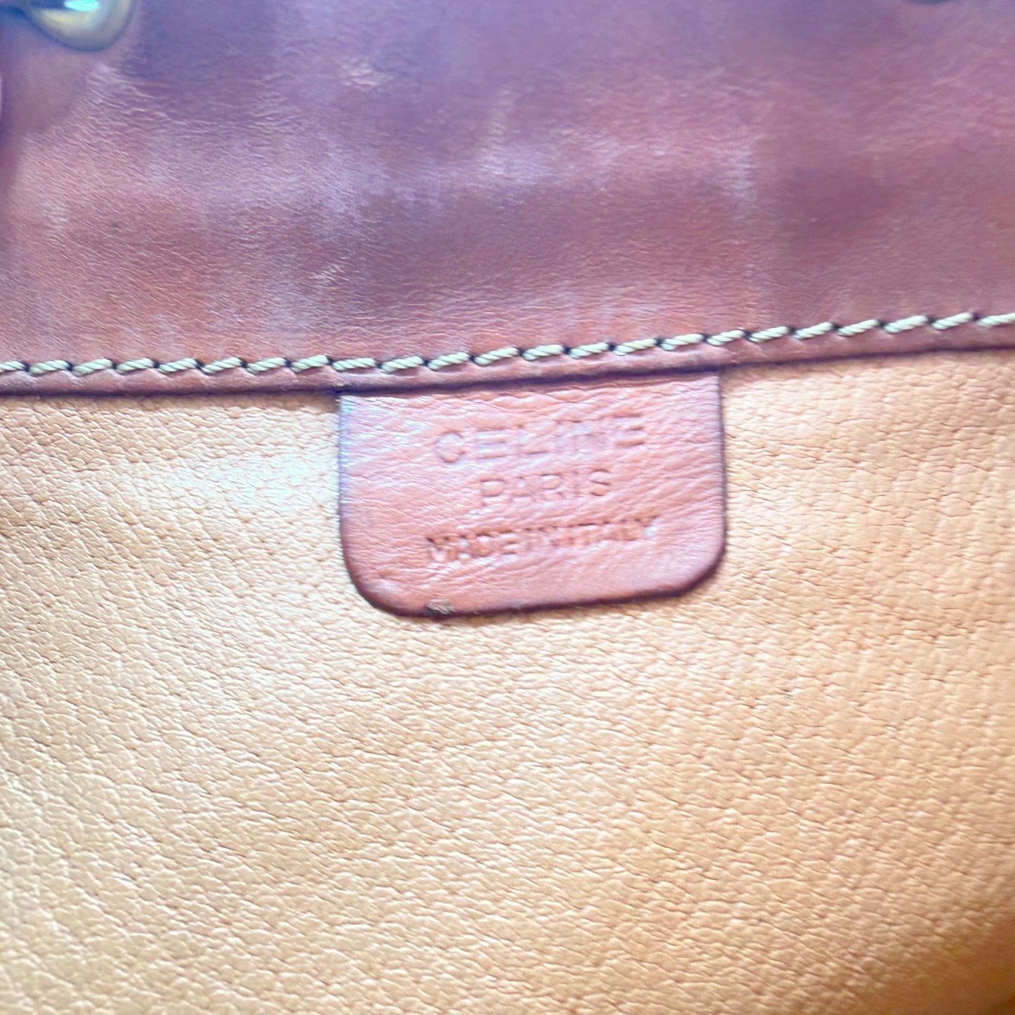 Céline Seau Macadam – étiquette intérieure en cuir