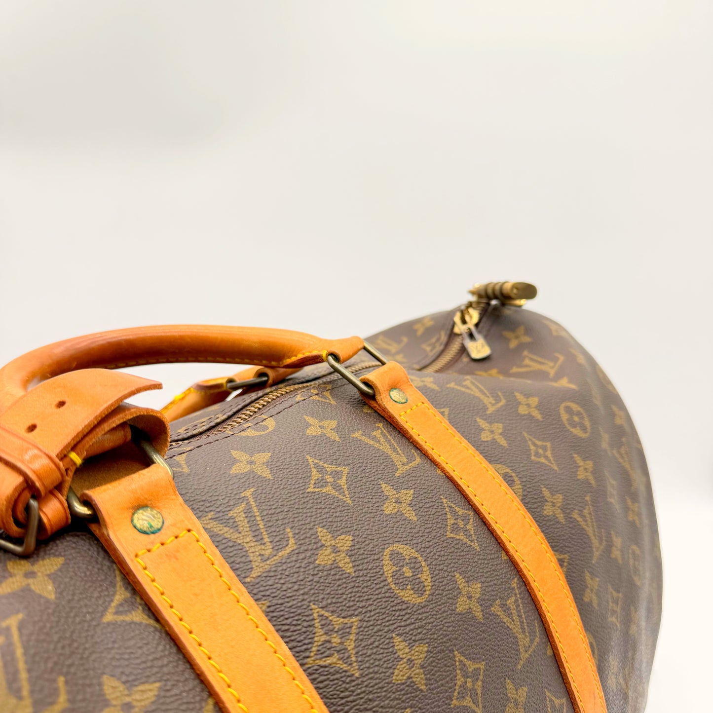 Louis Vuitton Keepall 50 toile Monogram - detail des attaches d anses