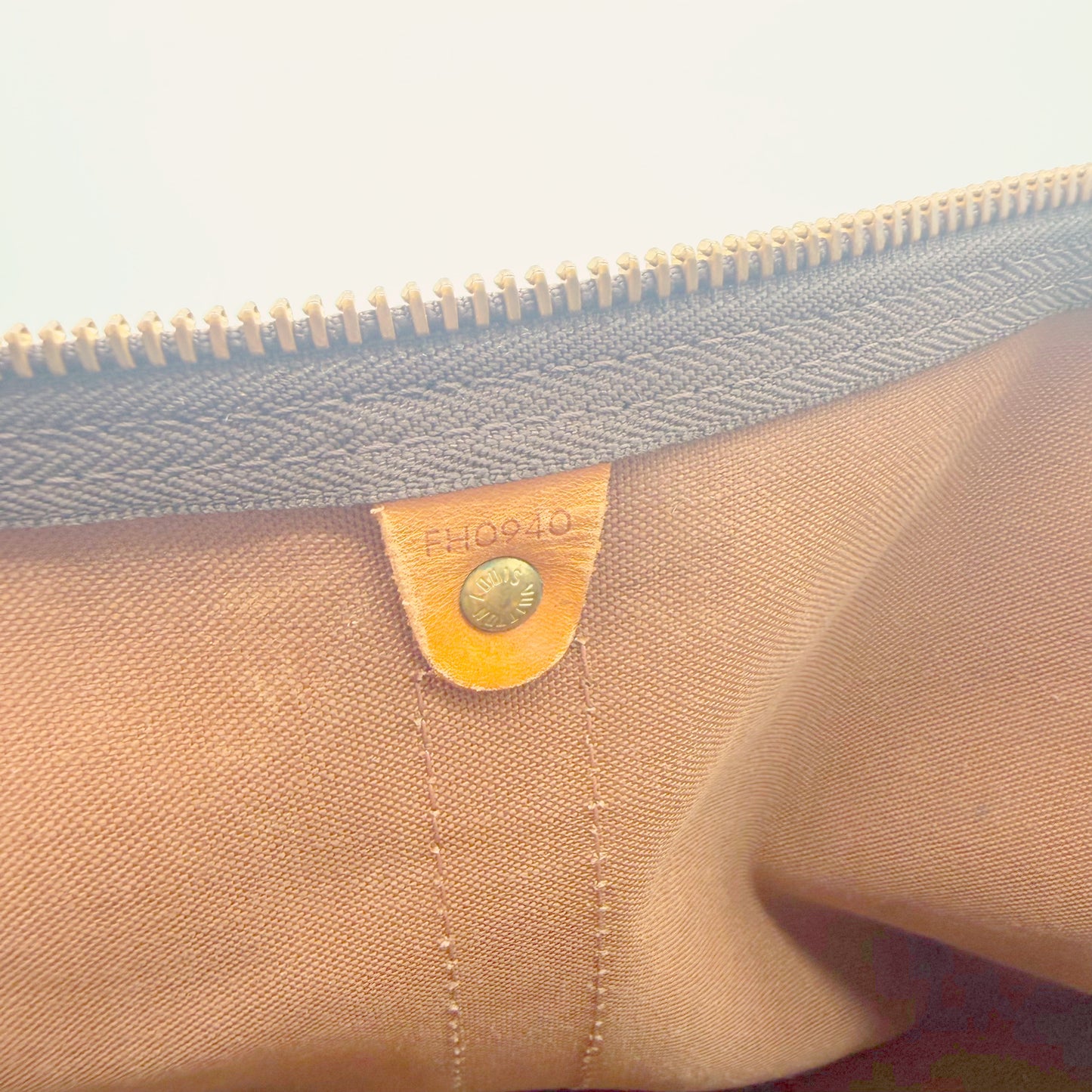 Détail intérieur du Keepall Bandoulière 50 : zip, doublure et patte de cuir