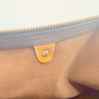 Détail intérieur du Keepall Bandoulière 50 : zip, doublure et patte de cuir