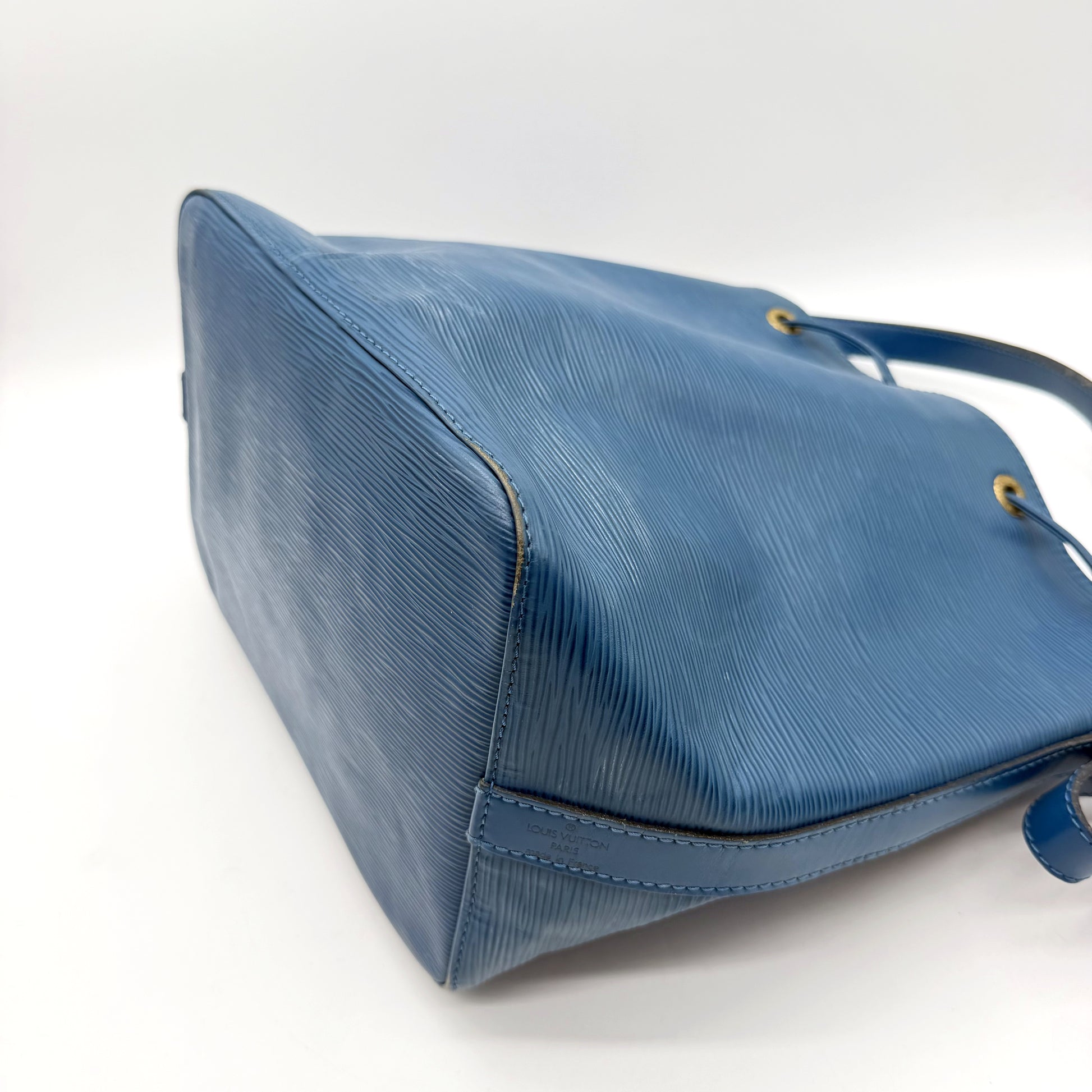 Louis Vuitton Petit Noé cuir Épi bleu - coin inférieur