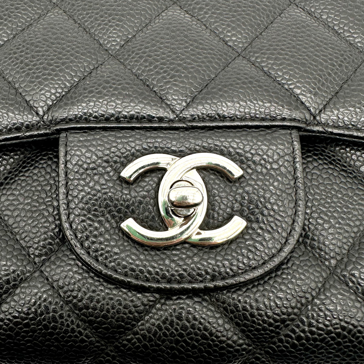 Chanel Timeless 30 cm Cuir Caviar Noir - détail du fermoir CC