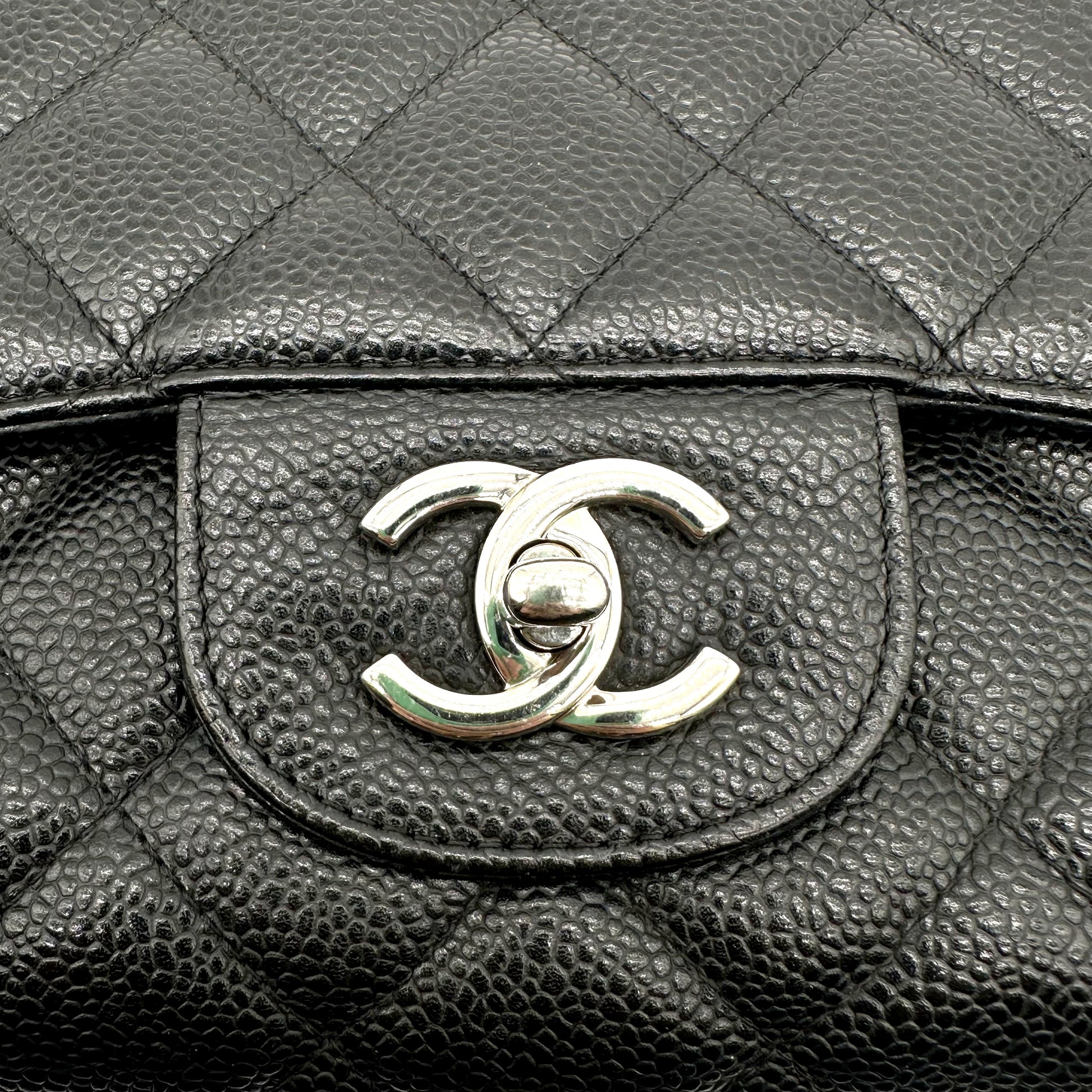 Chanel Timeless 30 cm Cuir Caviar Noir - détail du fermoir CC
