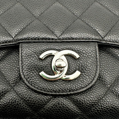 Chanel Timeless 30 cm Cuir Caviar Noir - détail du fermoir CC
