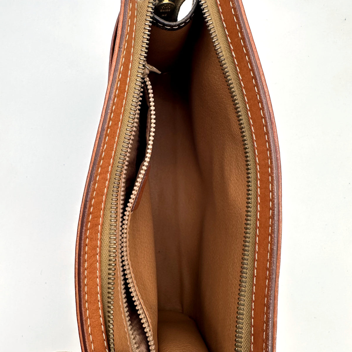Céline Pochette Toile Macadam - intérieur ouvert, doublure en cuir caramel