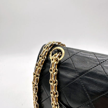 Chanel Timeless 25 cm Cuir d'agneau Noir - détail de la chaîne dorée entrelacée de cuir