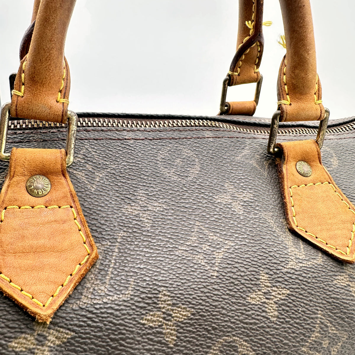 Louis Vuitton Speedy 30 Toile Monogram - détail du haut du sac, zip et attaches d'anses