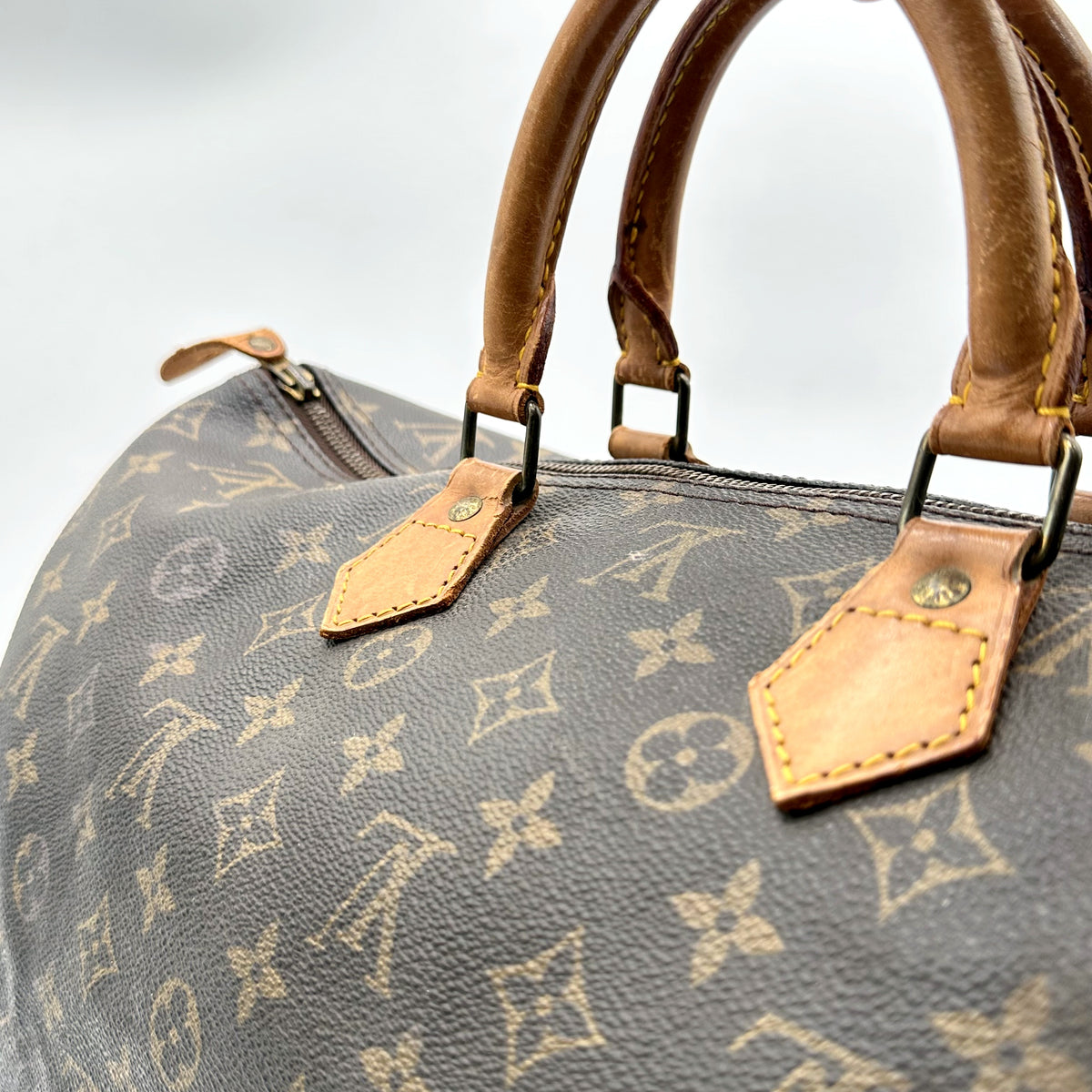 Louis Vuitton Speedy 40 Toile Monogram - détail des anses et de leurs attaches