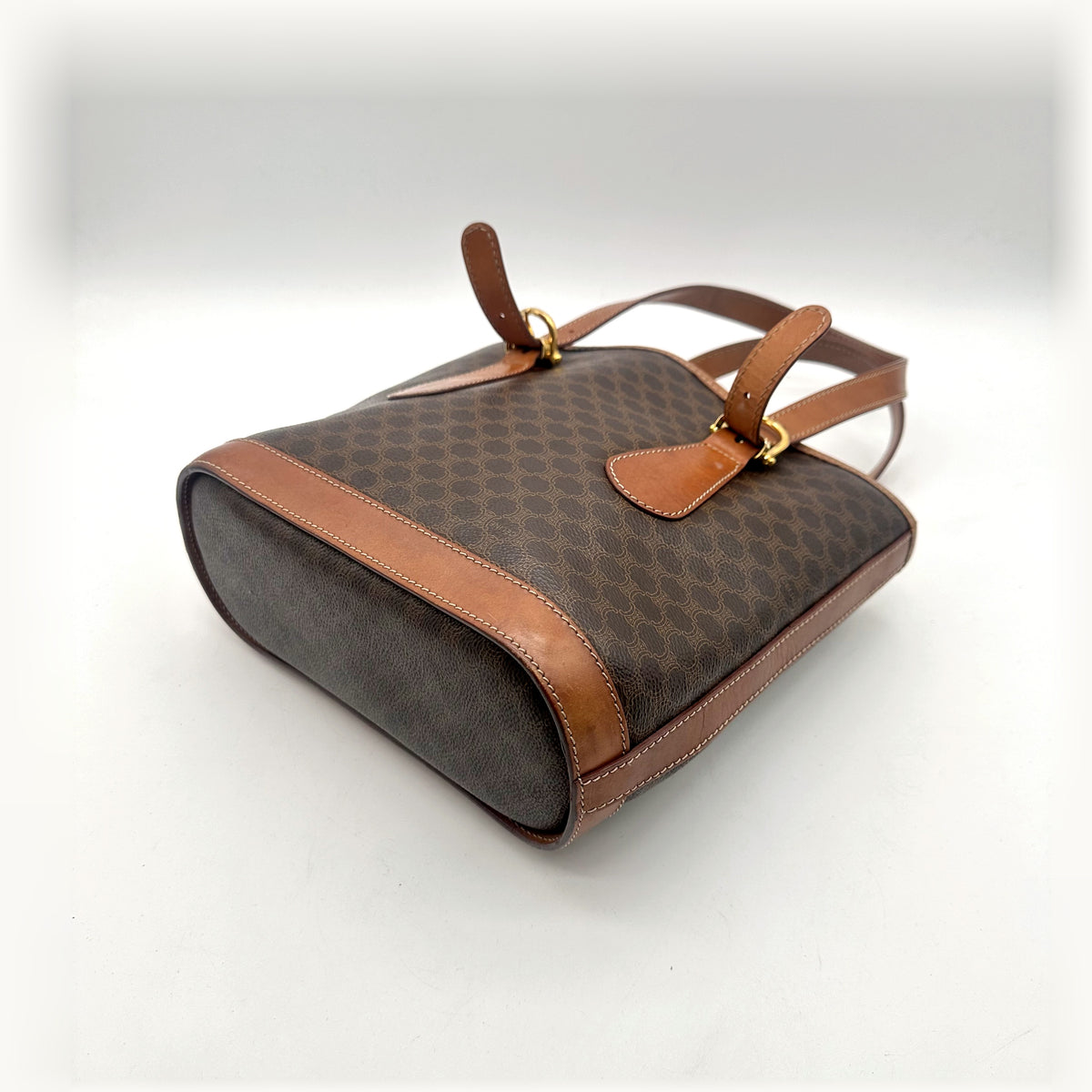 Céline Tote Toile Macadam Brun - vue en angle opposée, sac couché