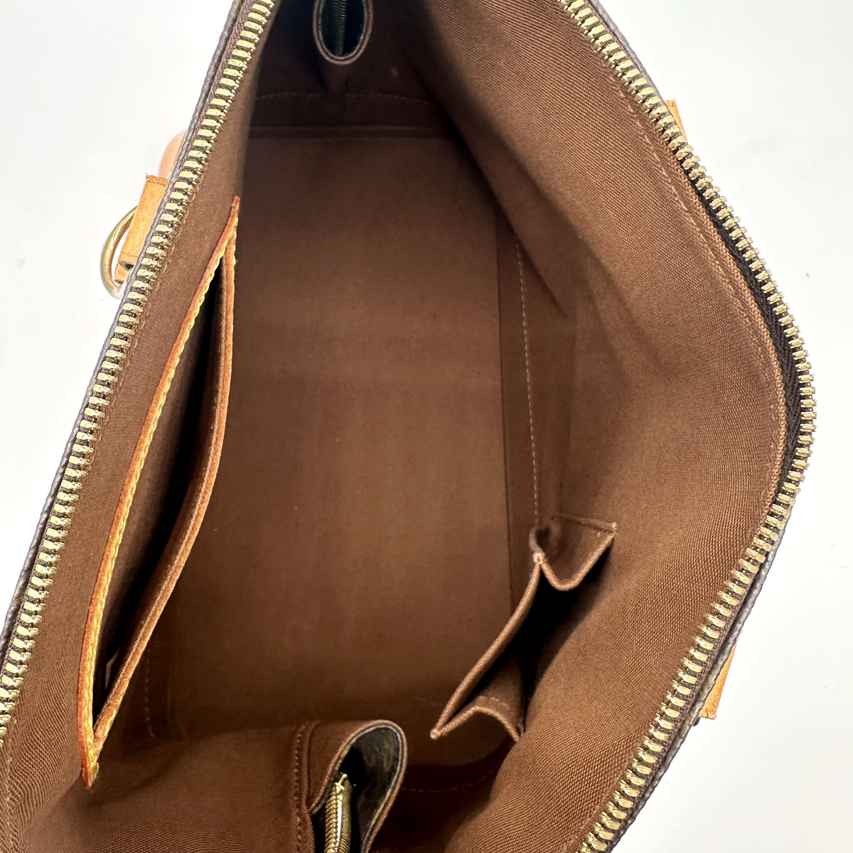 Louis Vuitton Alma Toile Monogram - intérieur ouvert, doublure et poche plaquée