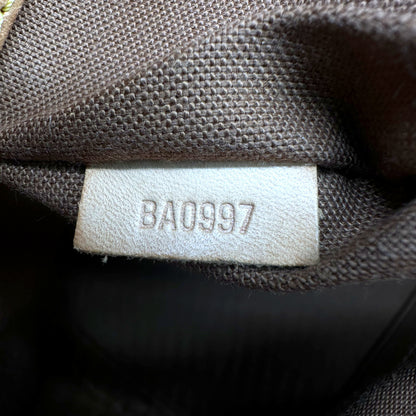 Louis Vuitton Alma Toile Monogram - détail de la doublure intérieure et de sa patte de cuir