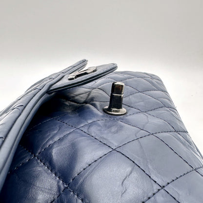 Chanel Matelassé Cuir Bleu Marine - détail du côté et du bouton de fermeture