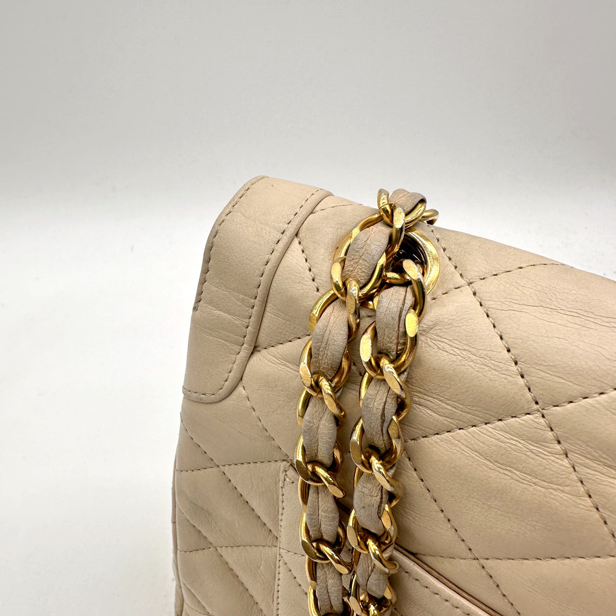 Chanel Diana Cuir d'agneau Beige - détail de la chaîne entrelacée de cuir