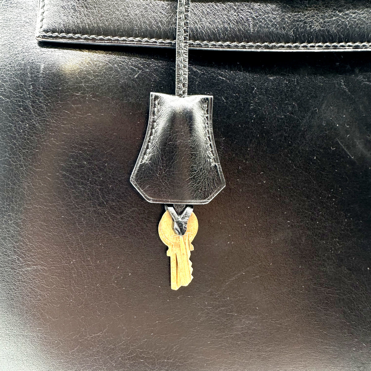 Hermès Kelly 32 Cuir Box Calf Noir - détail de la clochette et de ses clés