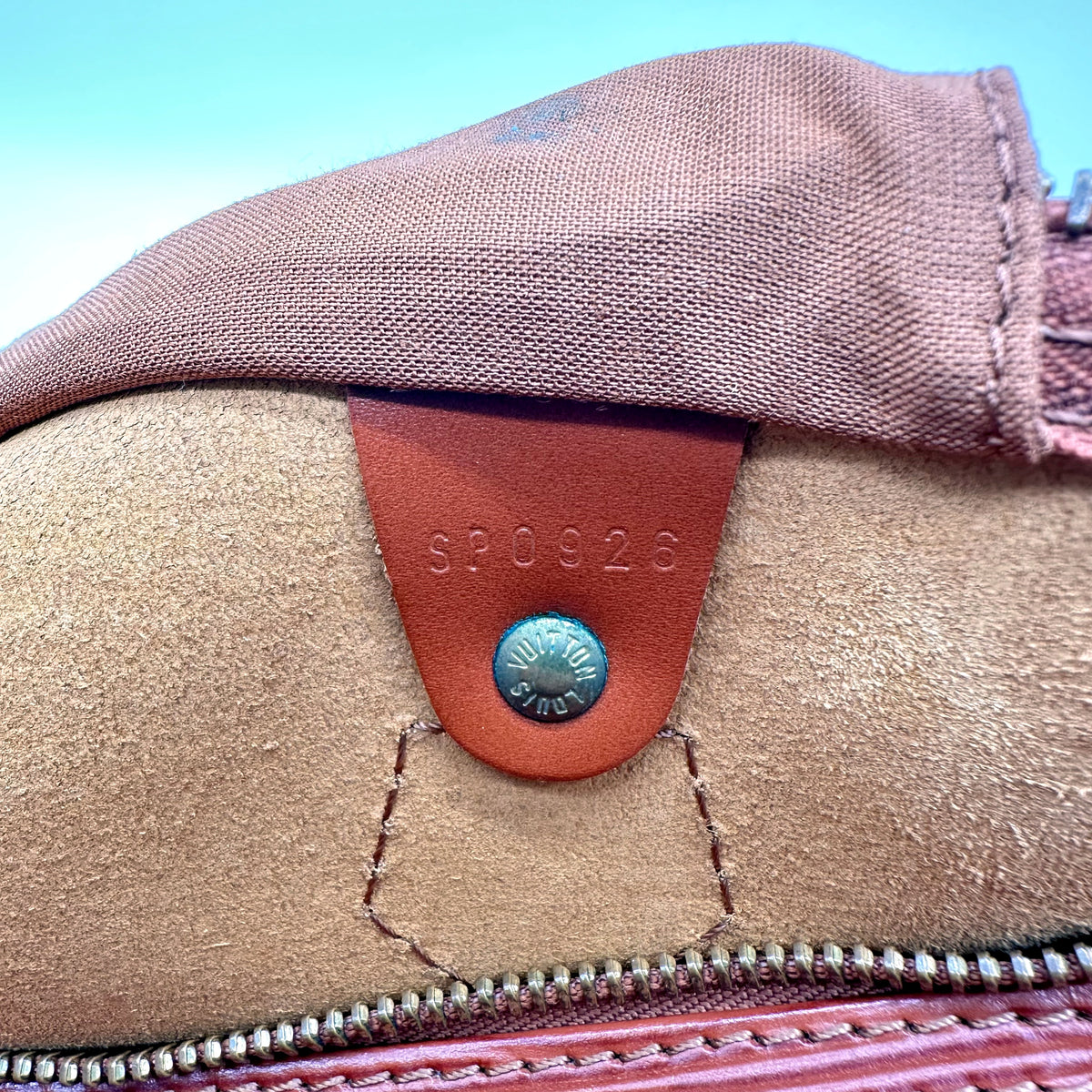 Louis Vuitton Speedy 35 Cuir Épi Terracotta - détail de la doublure intérieure et de sa patte de cuir