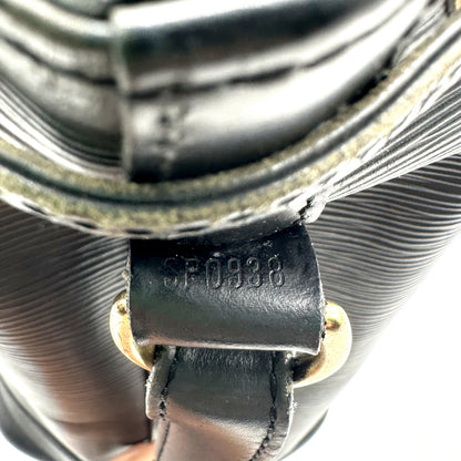 Louis Vuitton Noé Cuir Épi Noir - détail de la patte de cuir intérieure et de l'œillet