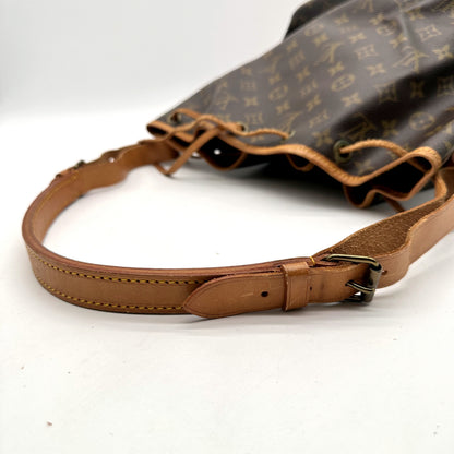 Louis Vuitton Petit Noé Toile Monogram - détail de la bandoulière et de sa boucle de réglage