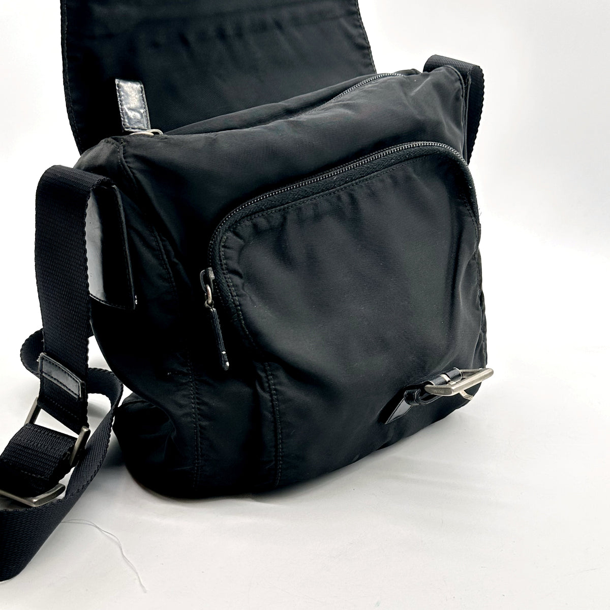 Prada Sac bandoulière Nylon Noir - vue de trois quarts, poche zippée avant