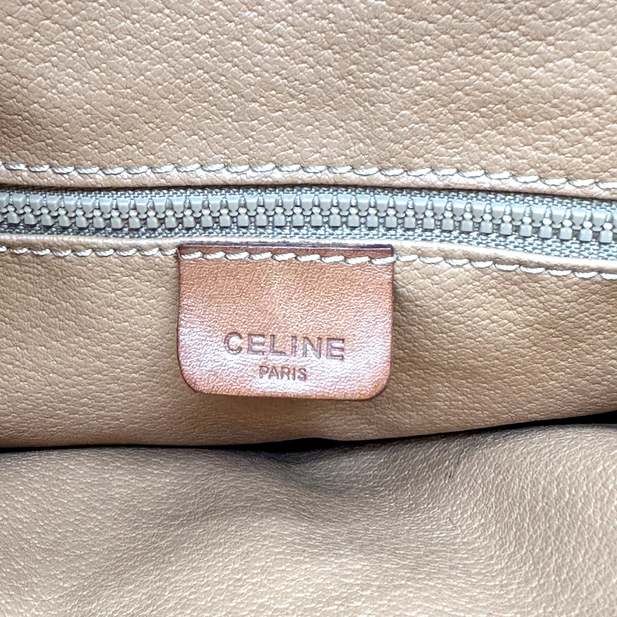 Céline Seau Toile Macadam Beige - détail de l'étiquette de cuir intérieure