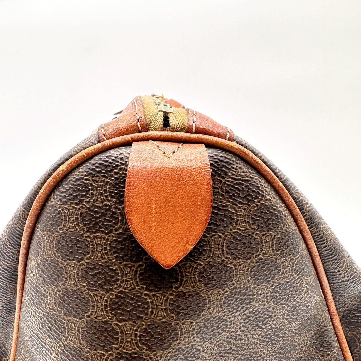 Céline Boston Toile Macadam Brun - détail de la patte de cuir d'extrémité